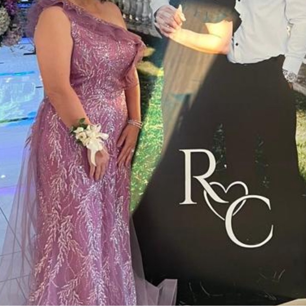 A beautiful and elegant light purple dress. Worn once